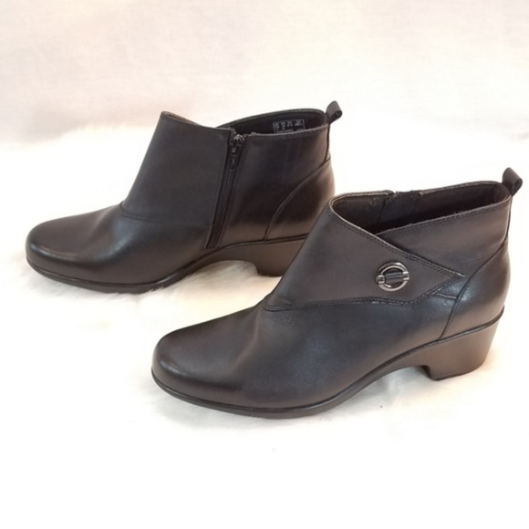 clarks collection soft cushion booties